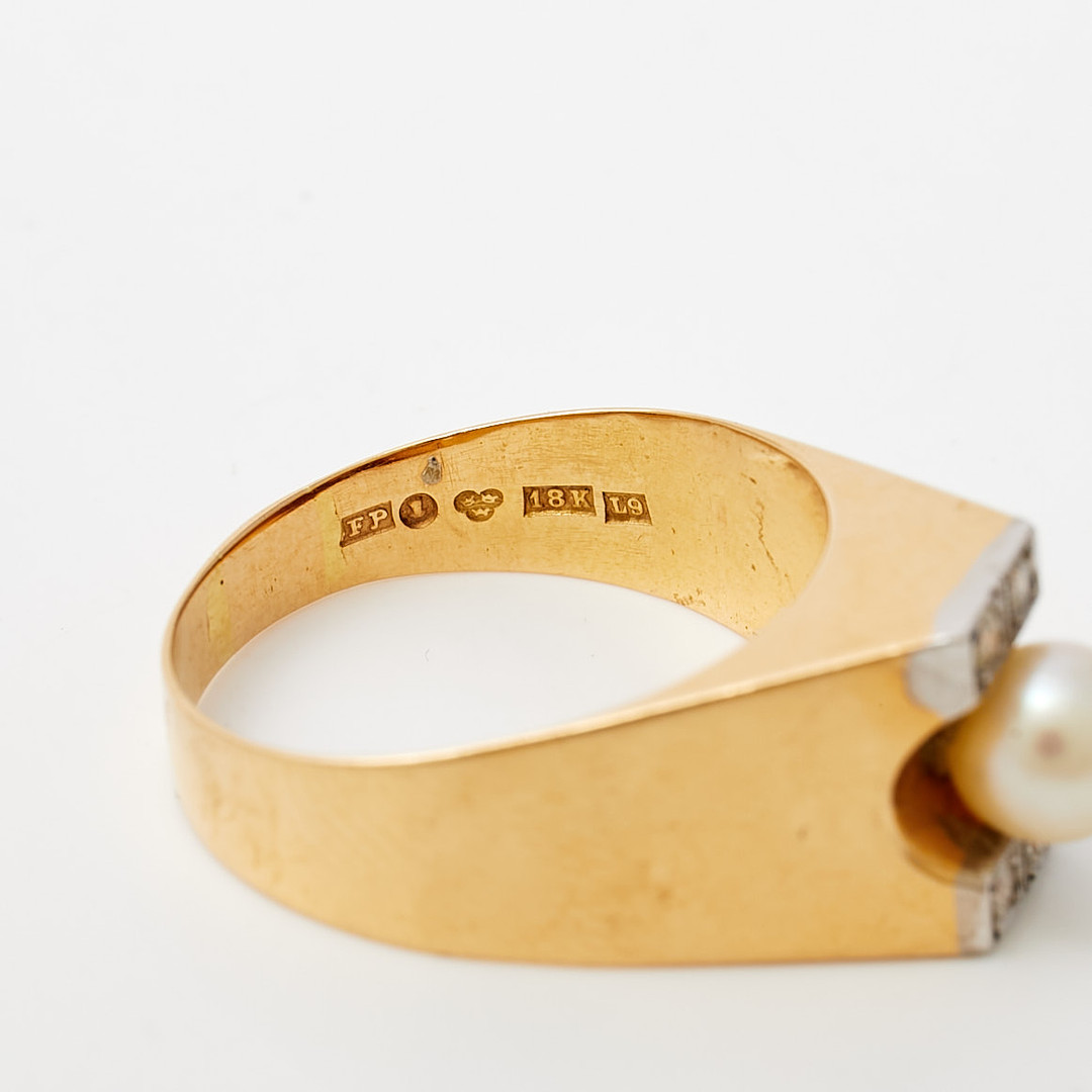 RING, 18 k guld, odlad pärla med 4 st diamanter, totalt ca 0,08 ct, Pinco Förening U P A, Stockholm, 1961.