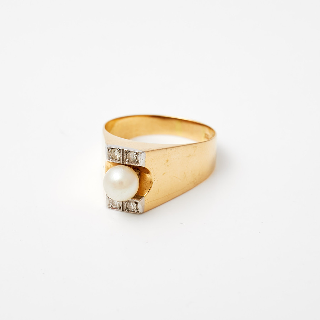 RING, 18 k guld, odlad pärla med 4 st diamanter, totalt ca 0,08 ct, Pinco Förening U P A, Stockholm, 1961.