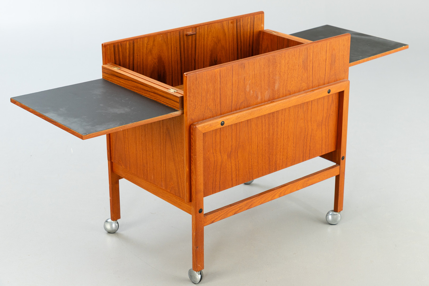 Andreas Hansen für Arrebo Møbler. Teak Barwagen, aufklappbar. Dänemark, 1960er Jahre.