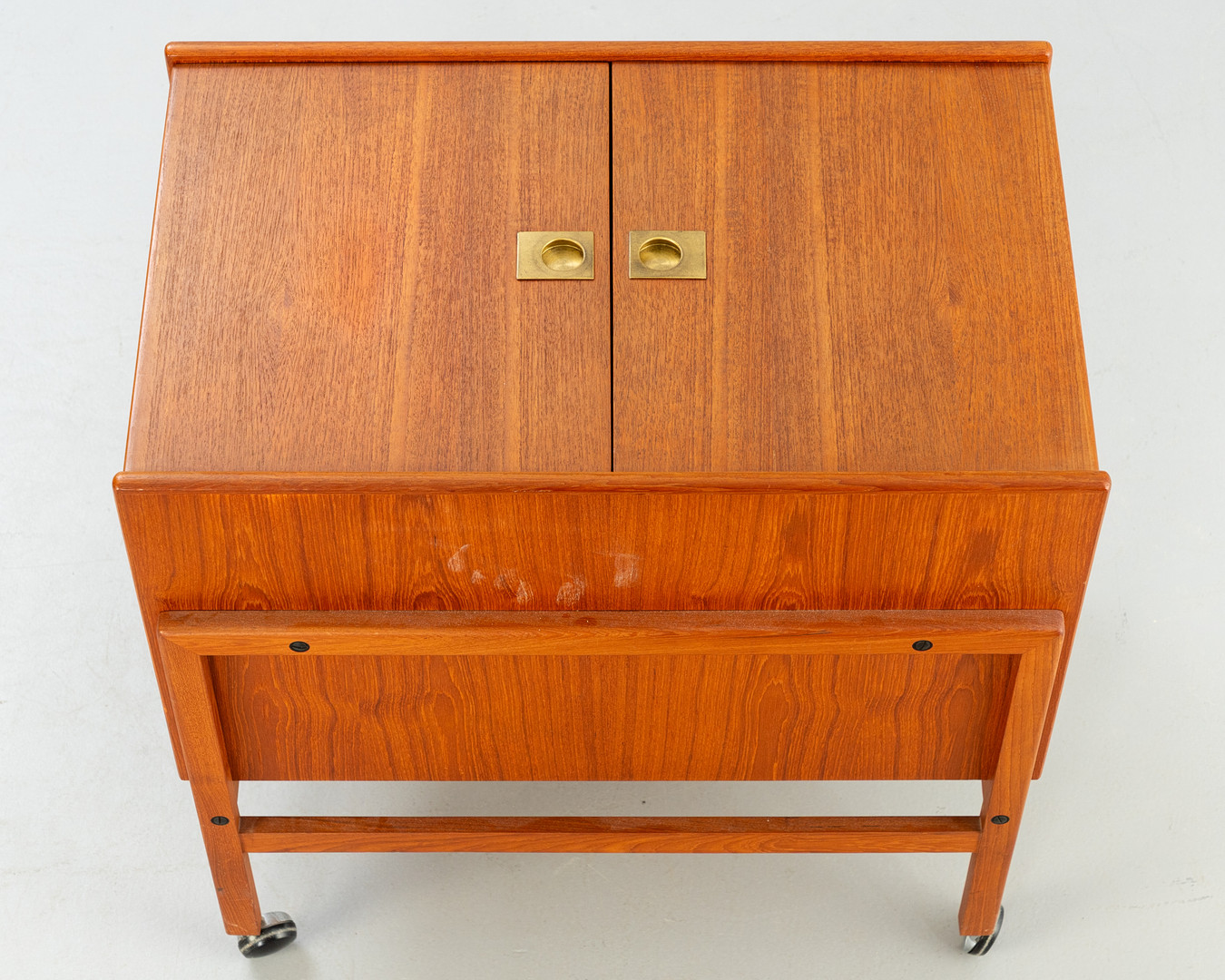 Andreas Hansen für Arrebo Møbler. Teak Barwagen, aufklappbar. Dänemark, 1960er Jahre.