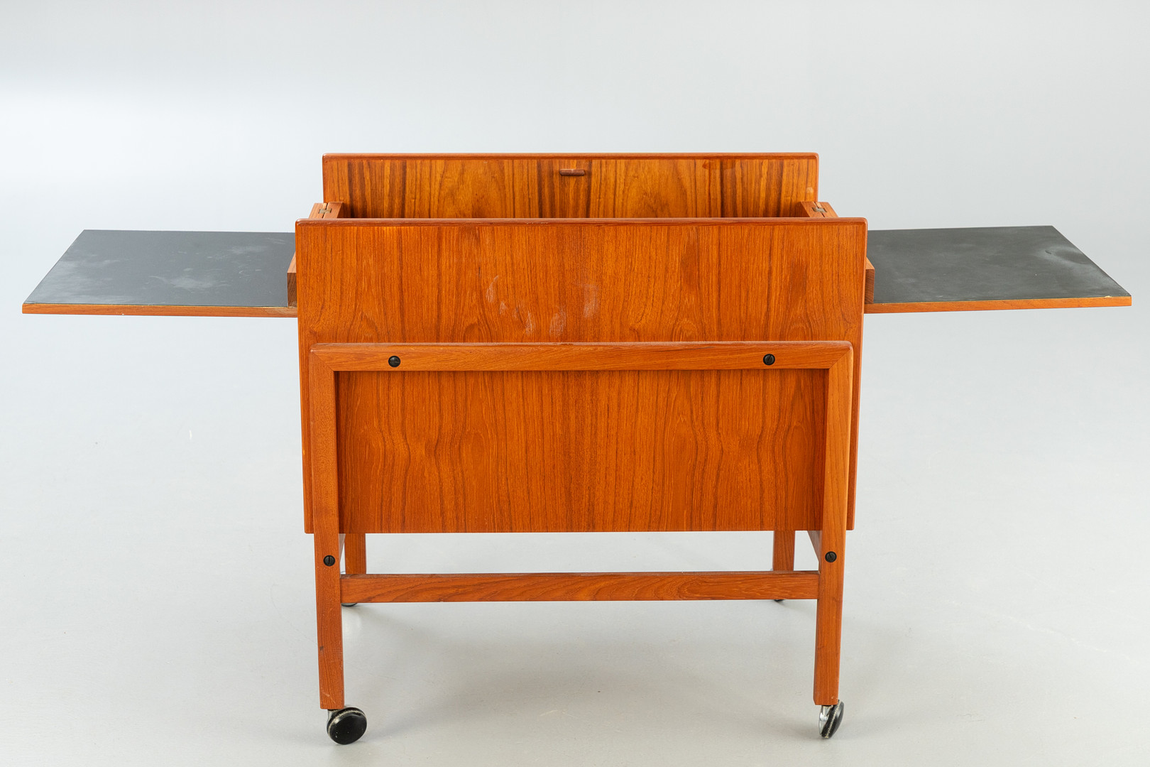 Andreas Hansen für Arrebo Møbler. Teak Barwagen, aufklappbar. Dänemark, 1960er Jahre.