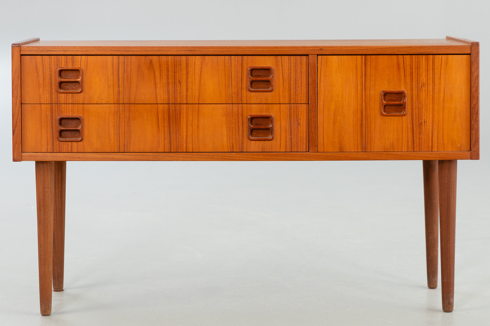 Kleine Teakholz Kommode, 1960er Jahre.