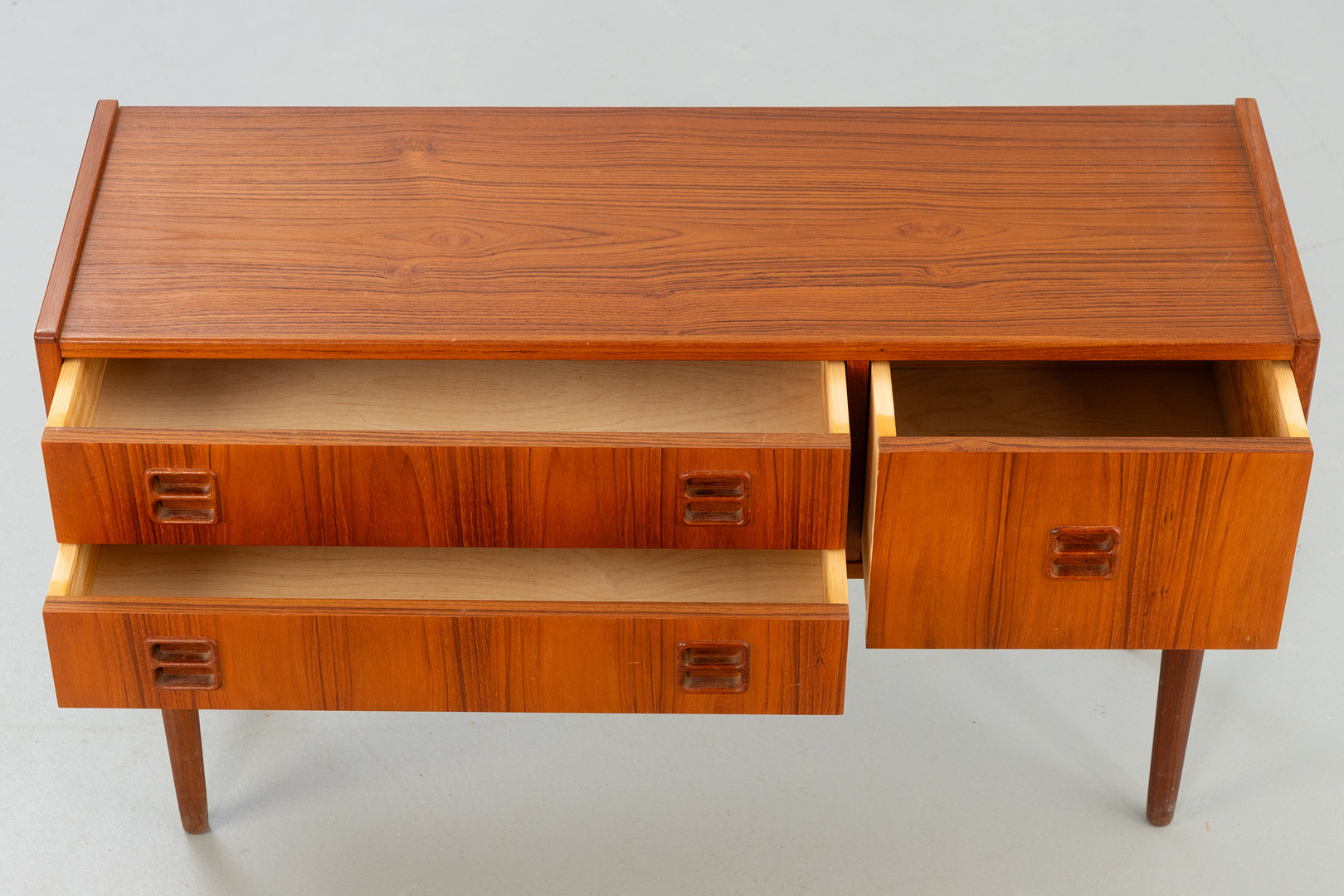 Kleine Teakholz Kommode, 1960er Jahre.