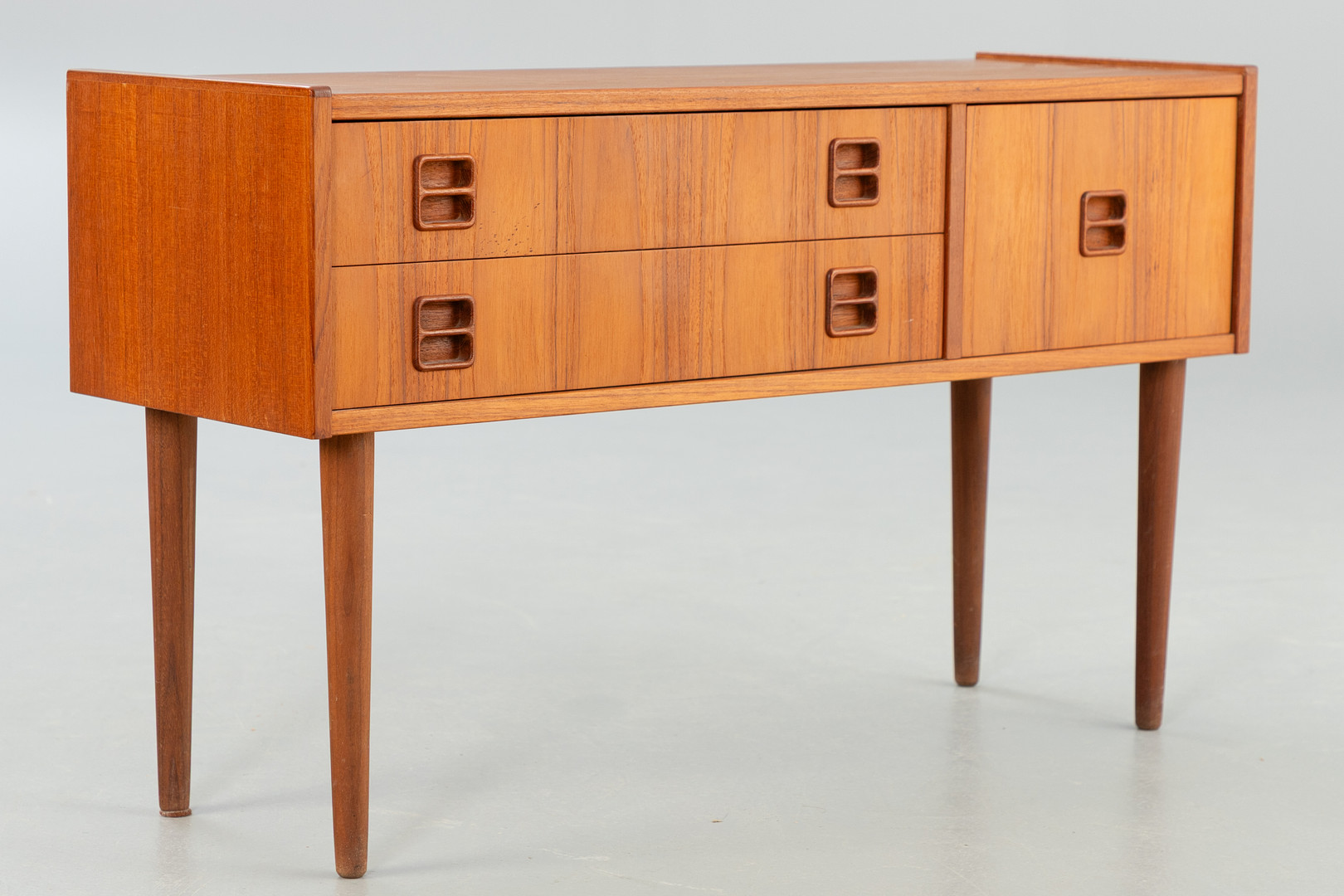 Kleine Teakholz Kommode, 1960er Jahre.