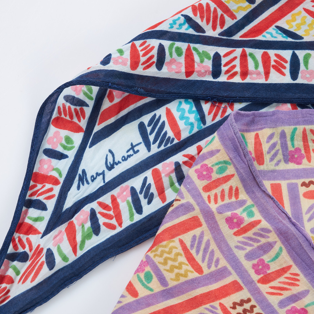 MARY QUANT. 2 st scarf, bomull, polykrom dekor, märkta.