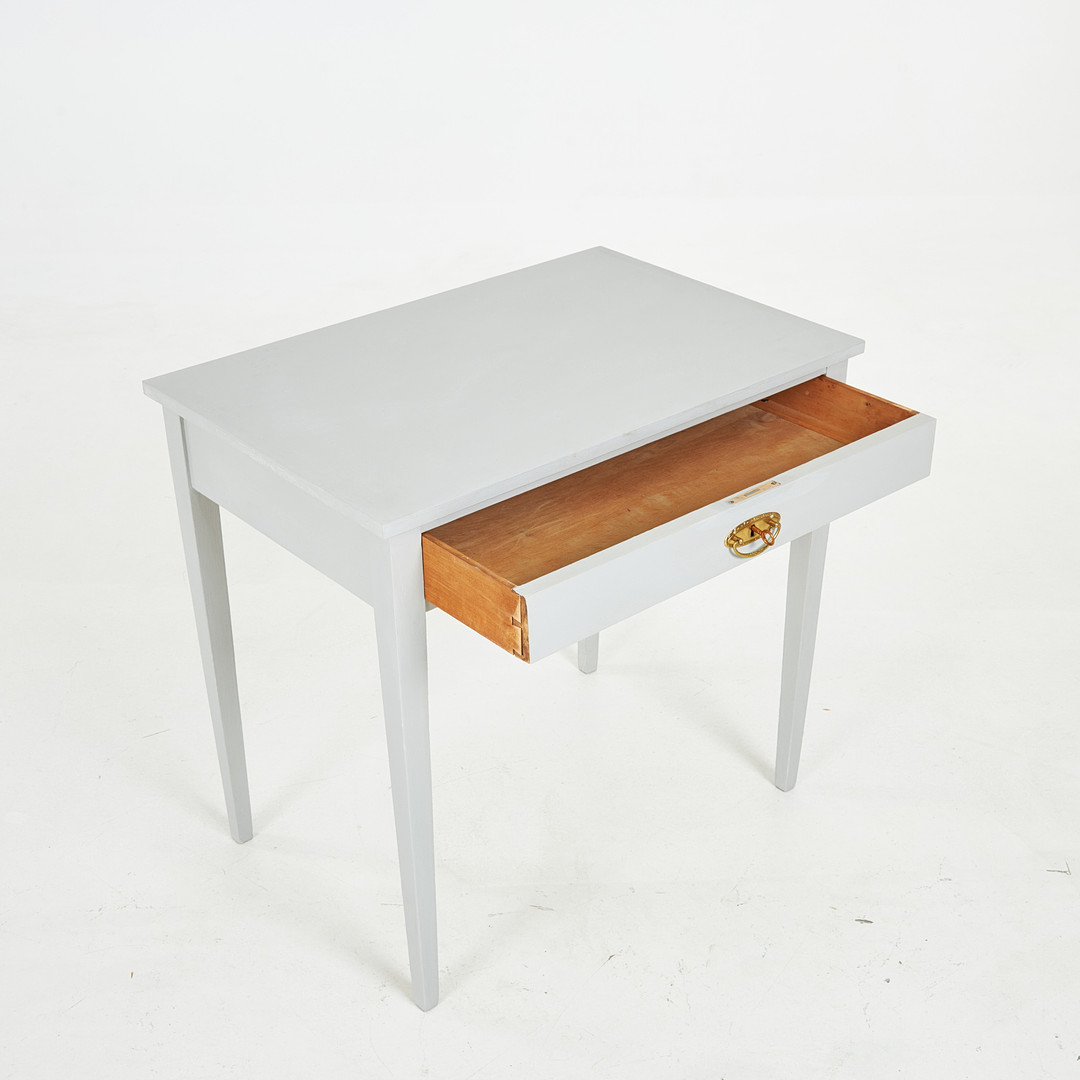 SKRIVBORD, Gustavianskstil, 1900-tal, bemålad, låda i sarg.
