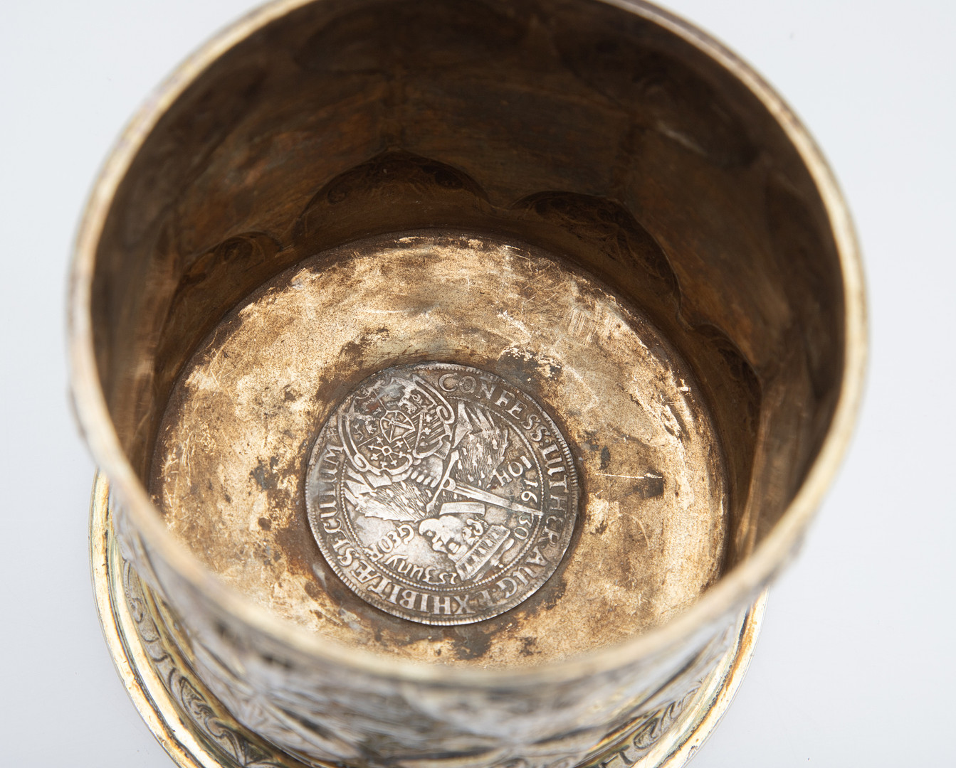 Vermeil Humpen Silber, vergoldet mit einer Münze- 1 Taler-Gedenkmünze, 1630, Sachsen Georg I, um 1630- Posen, 18. Jh.
