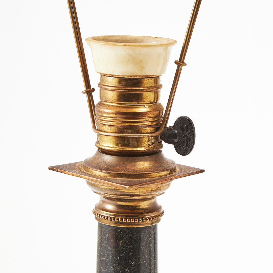 BORDSLAMPA, 1900-talets första hälft, empirestil, på lejontassar, mässing.