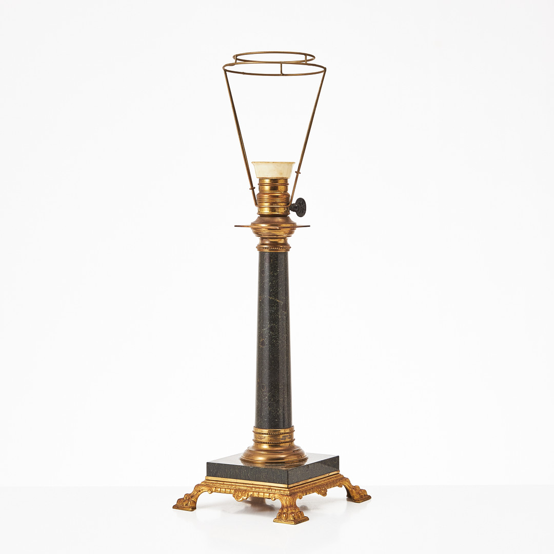BORDSLAMPA, 1900-talets första hälft, empirestil, på lejontassar, mässing.