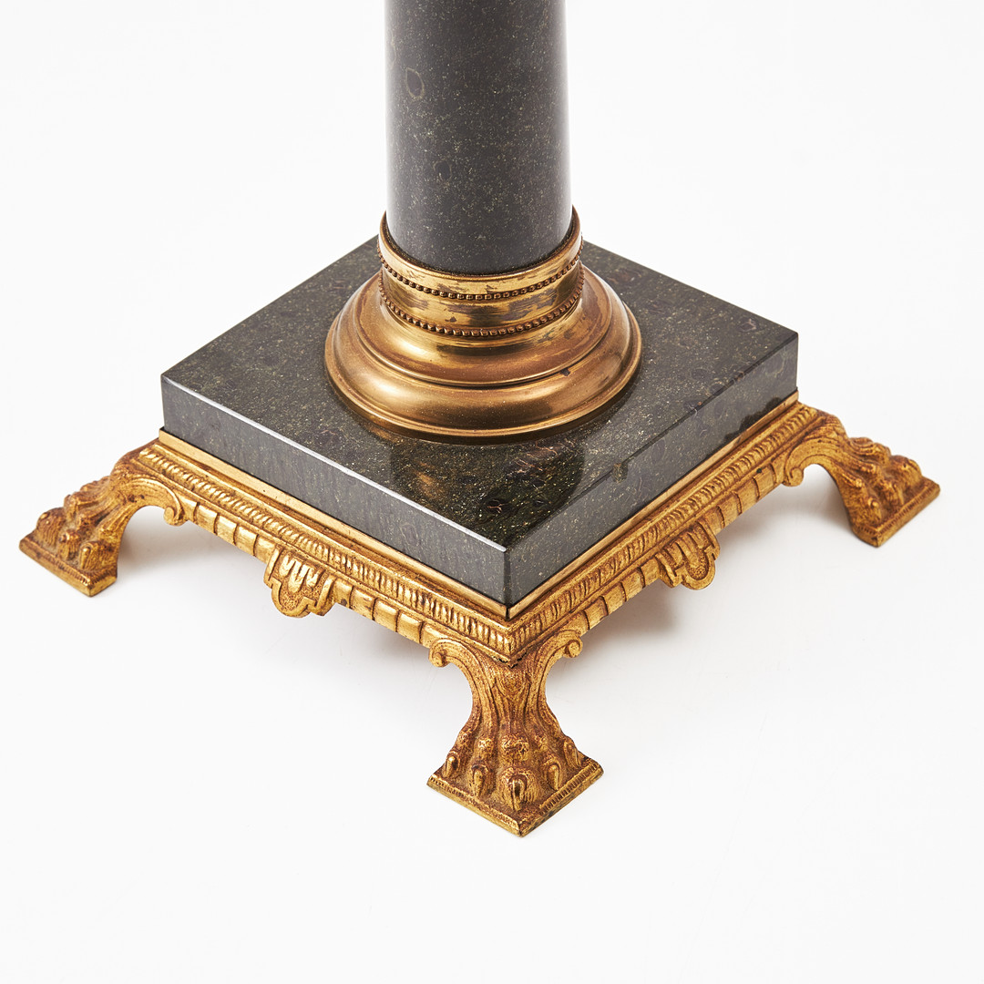 BORDSLAMPA, 1900-talets första hälft, empirestil, på lejontassar, mässing.