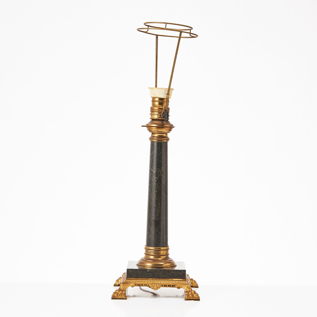 BORDSLAMPA, 1900-talets första hälft, empirestil, på lejontassar, mässing.