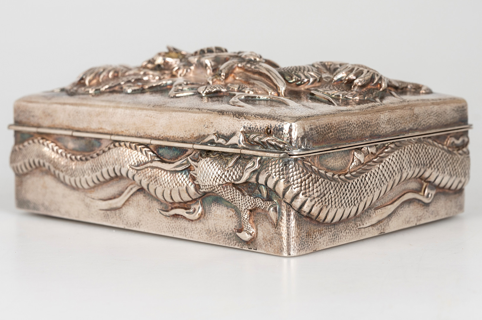 Japanische Deckeldose / Schatulle mit Drachendekor, Silber, späte Meiji-Zeit bis Taishō-Zeit, frühes 20. Jh.