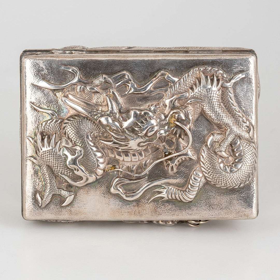 Japanische Deckeldose / Schatulle mit Drachendekor, Silber, späte Meiji-Zeit bis Taishō-Zeit, frühes 20. Jh.