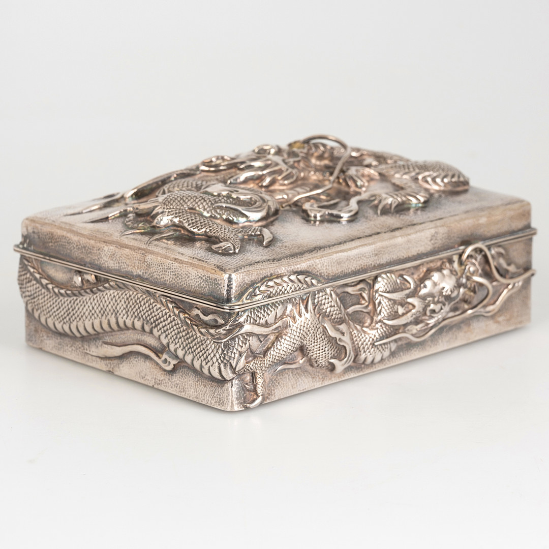 Japanische Deckeldose / Schatulle mit Drachendekor, Silber, späte Meiji-Zeit bis Taishō-Zeit, frühes 20. Jh.