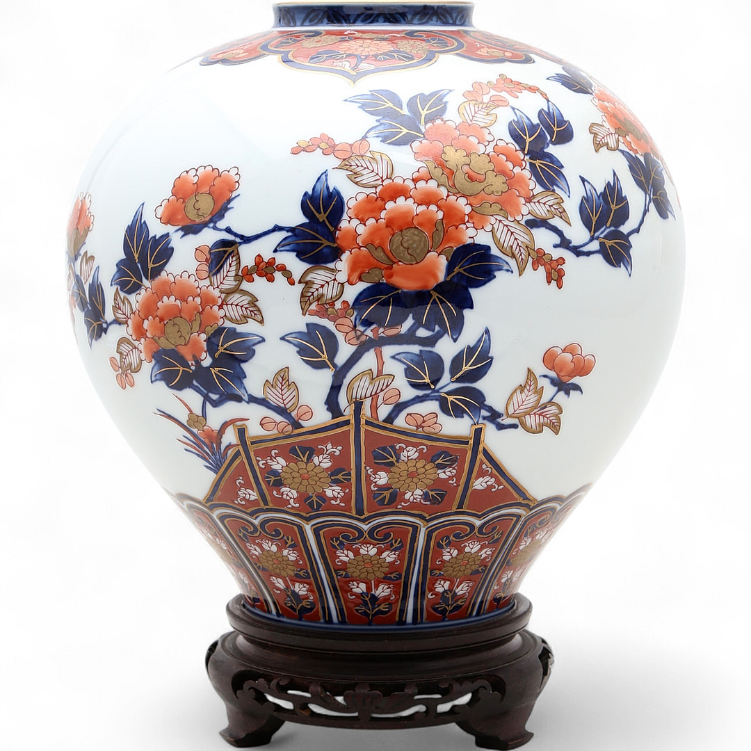 Japanese Imari porcelain vase, third quarter of the 20th Century.