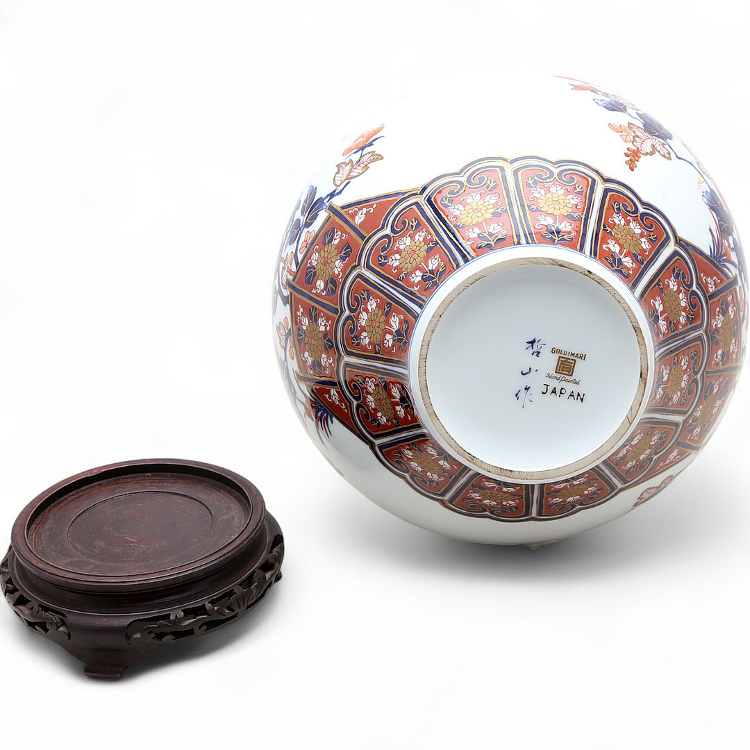 Japanese Imari porcelain vase, third quarter of the 20th Century.