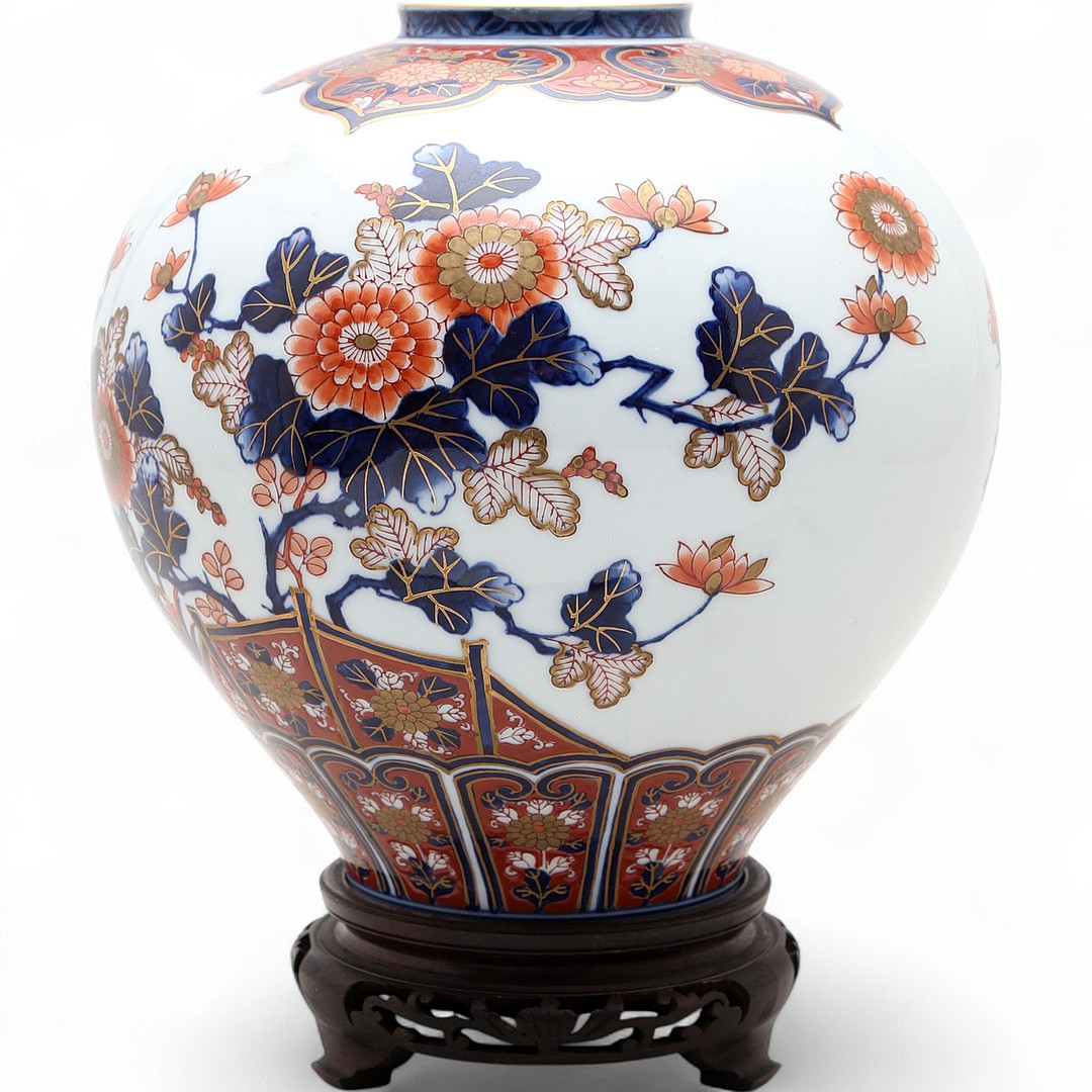 Japanese Imari porcelain vase, third quarter of the 20th Century.