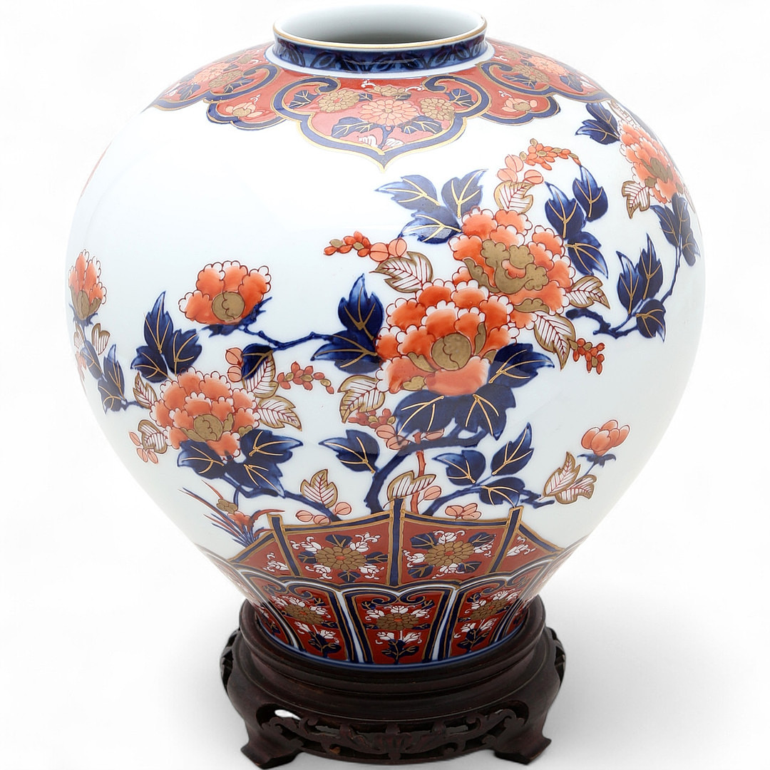 Japanese Imari porcelain vase, third quarter of the 20th Century.