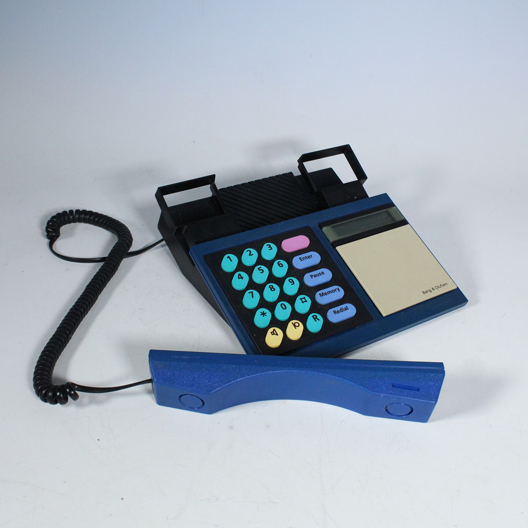 BANG & OLUFSEN. Design: Lone und Gideon Lindinger-Loewy, Telefon, Modell 'Beocom 2000', Entwurf von 1986.