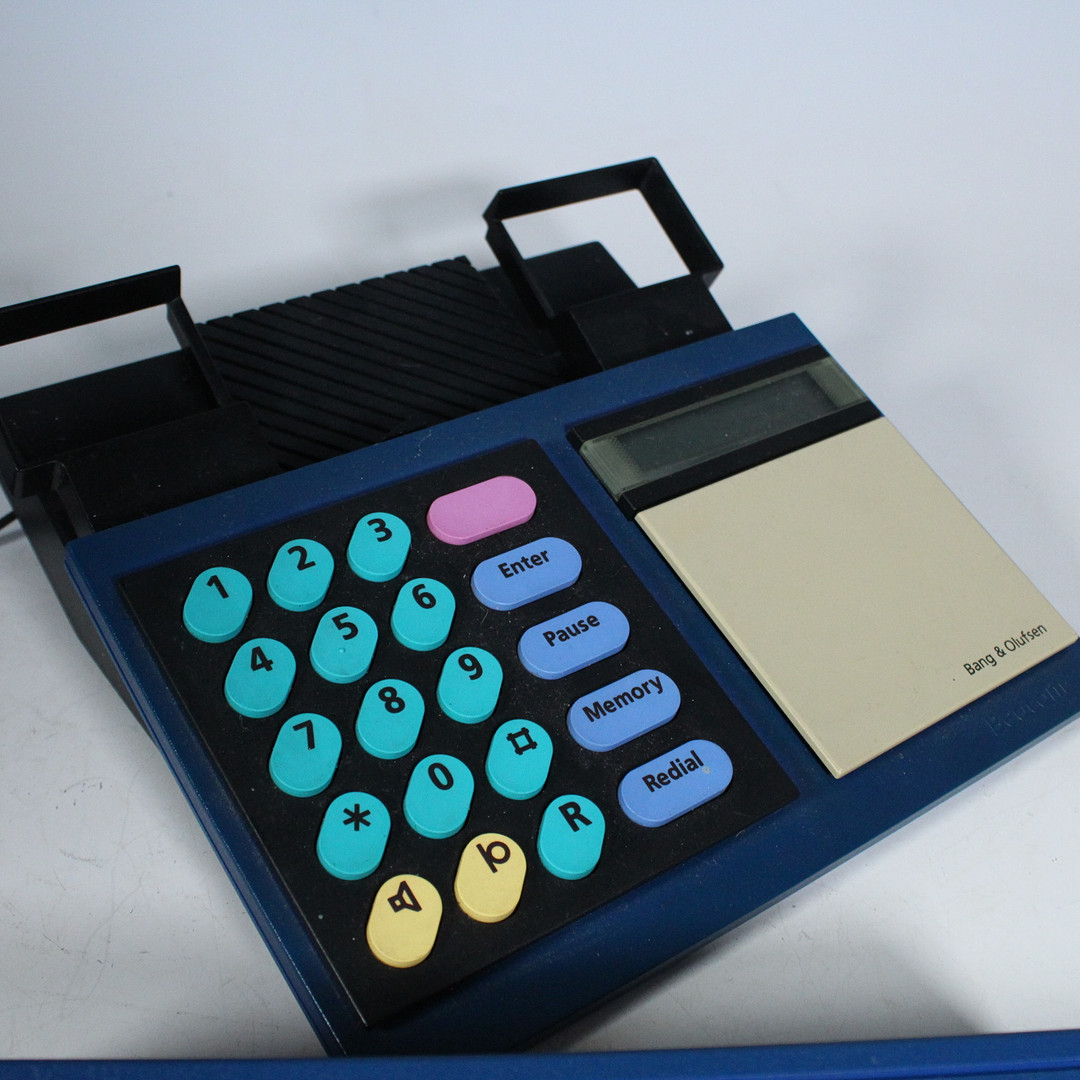 BANG & OLUFSEN. Design: Lone und Gideon Lindinger-Loewy, Telefon, Modell 'Beocom 2000', Entwurf von 1986.