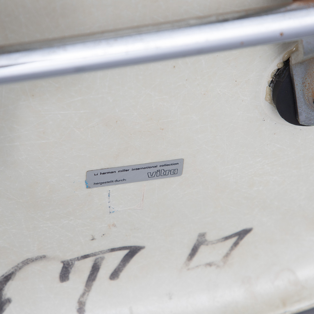 CHARLES & RAY EAMES. Herman Miller / Vitra, 12 Stapelstühle DSS.