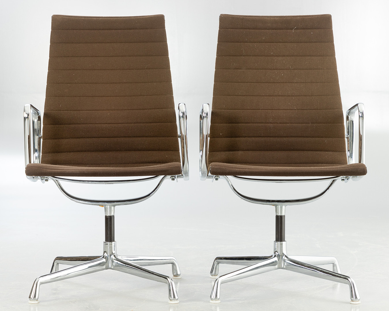 CHARLES & RAY EAMES. Herman Miller. 2 Aluminium Chairs