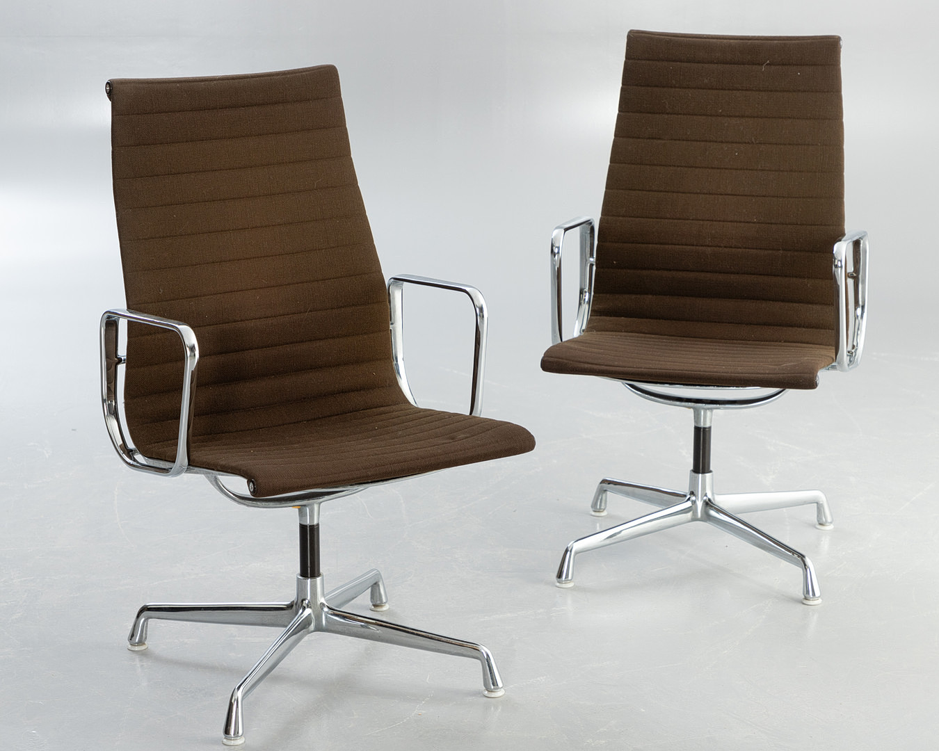 CHARLES & RAY EAMES. Herman Miller. 2 Aluminium Chairs