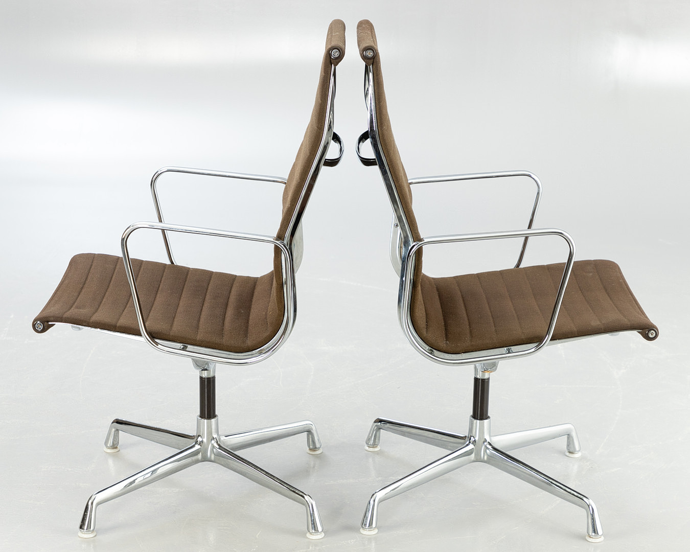 CHARLES & RAY EAMES. Herman Miller. 2 Aluminium Chairs