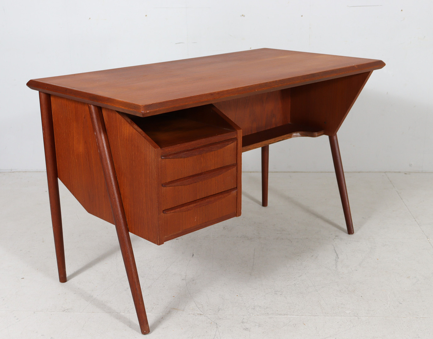 GUNNAR NIELSEN. Schreibtisch/Lady Desk von Gunnar Nielsen für Tibergaard, Dänemark, 1950er Jahre.