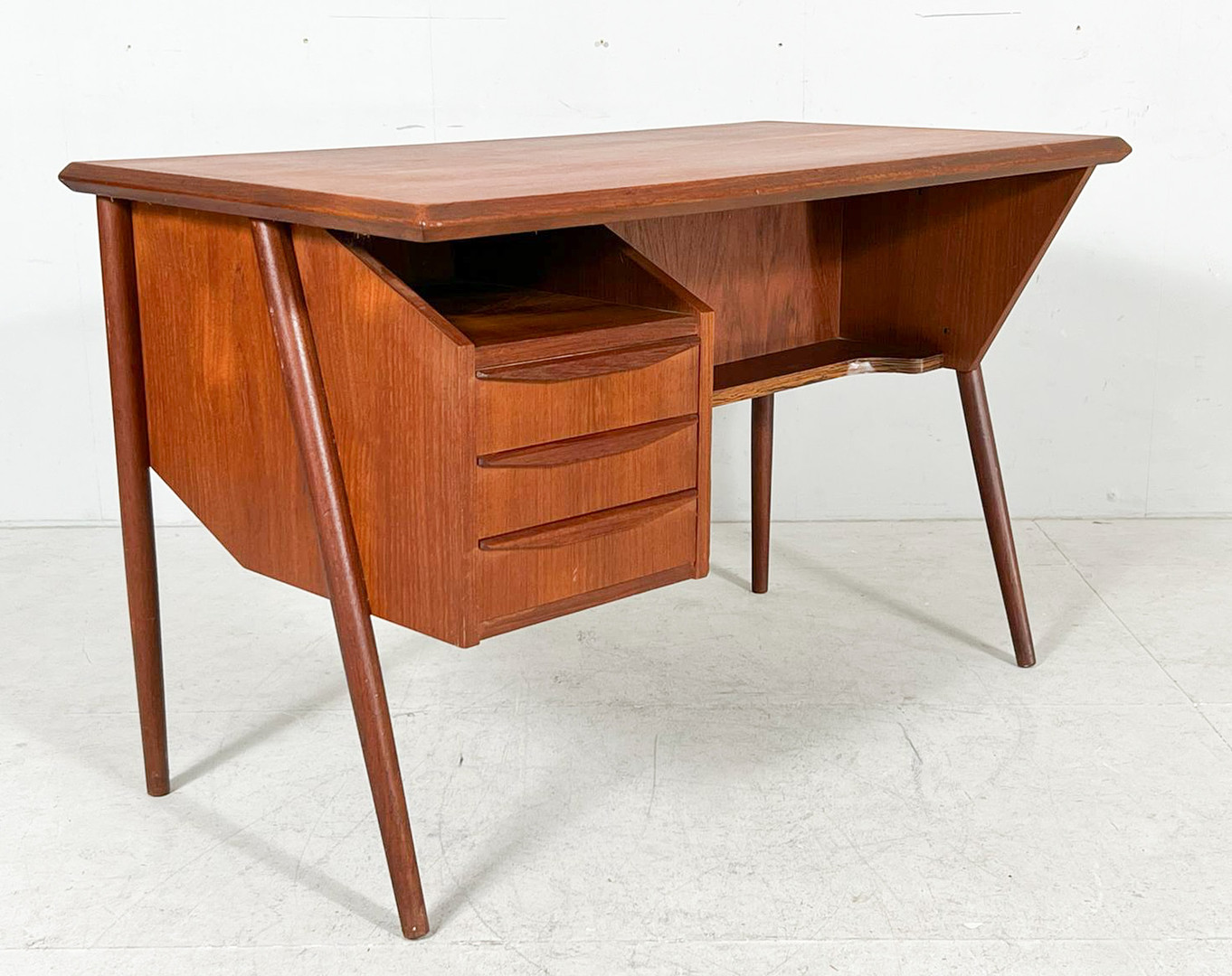 GUNNAR NIELSEN. Schreibtisch/Lady Desk von Gunnar Nielsen für Tibergaard, Dänemark, 1950er Jahre.