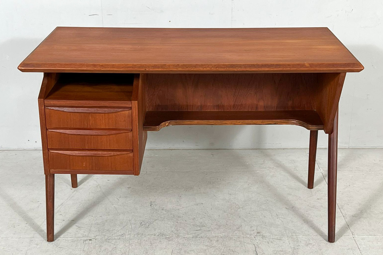 GUNNAR NIELSEN. Schreibtisch/Lady Desk von Gunnar Nielsen für Tibergaard, Dänemark, 1950er Jahre.