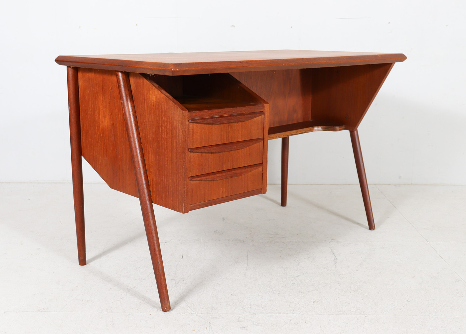 GUNNAR NIELSEN. Schreibtisch/Lady Desk von Gunnar Nielsen für Tibergaard, Dänemark, 1950er Jahre.