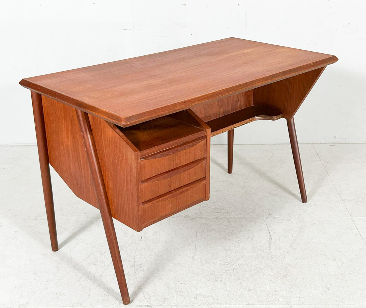 GUNNAR NIELSEN. Schreibtisch/Lady Desk von Gunnar Nielsen für Tibergaard, Dänemark, 1950er Jahre.