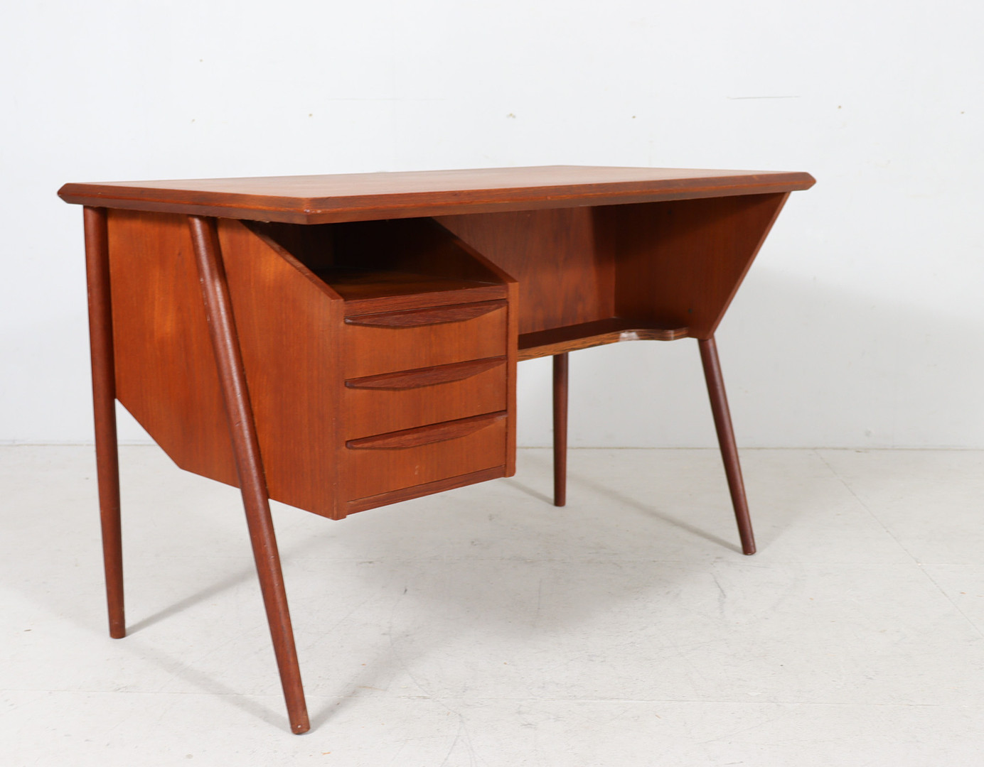 GUNNAR NIELSEN. Schreibtisch/Lady Desk von Gunnar Nielsen für Tibergaard, Dänemark, 1950er Jahre.