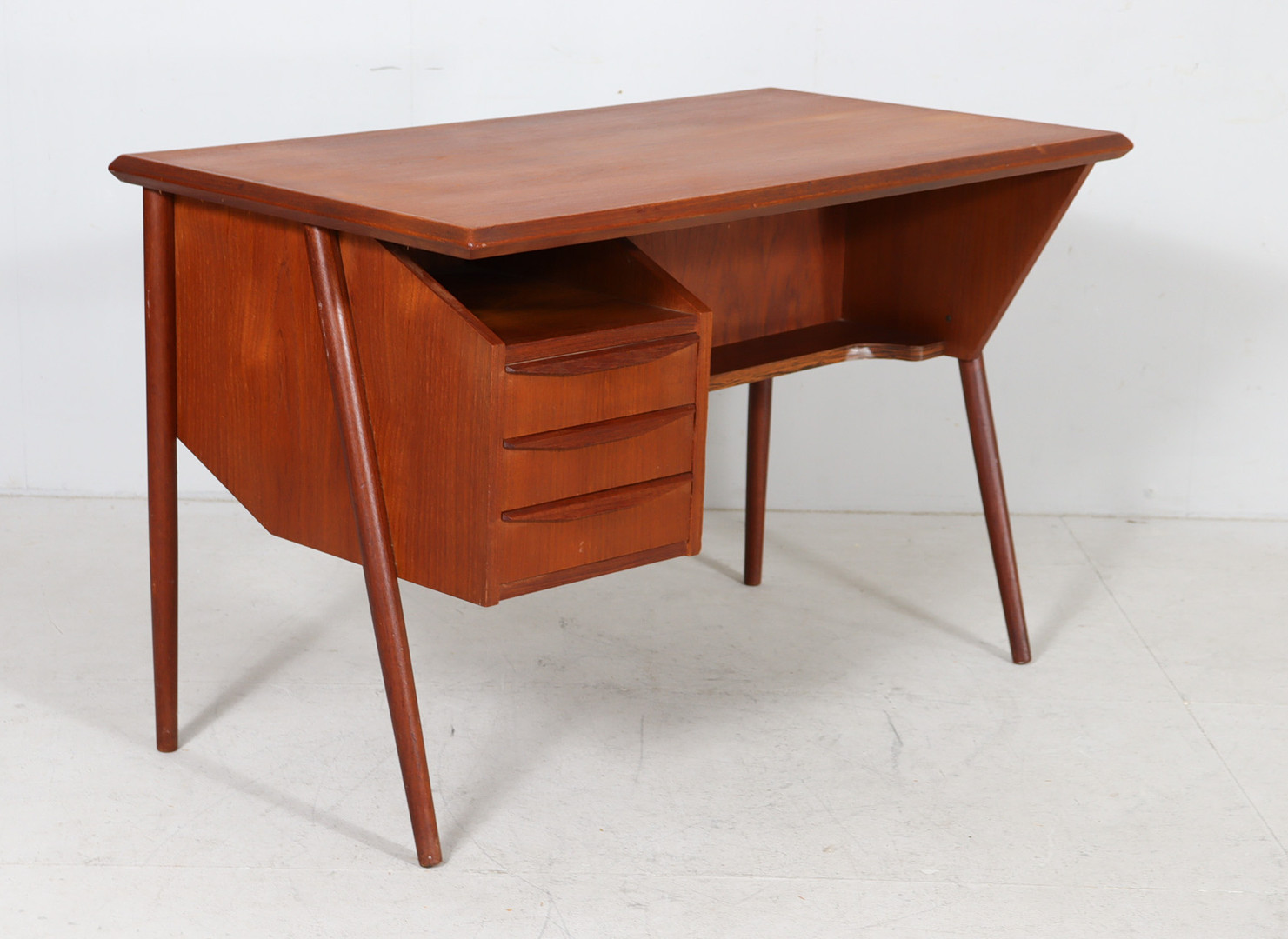 GUNNAR NIELSEN. Schreibtisch/Lady Desk von Gunnar Nielsen für Tibergaard, Dänemark, 1950er Jahre.