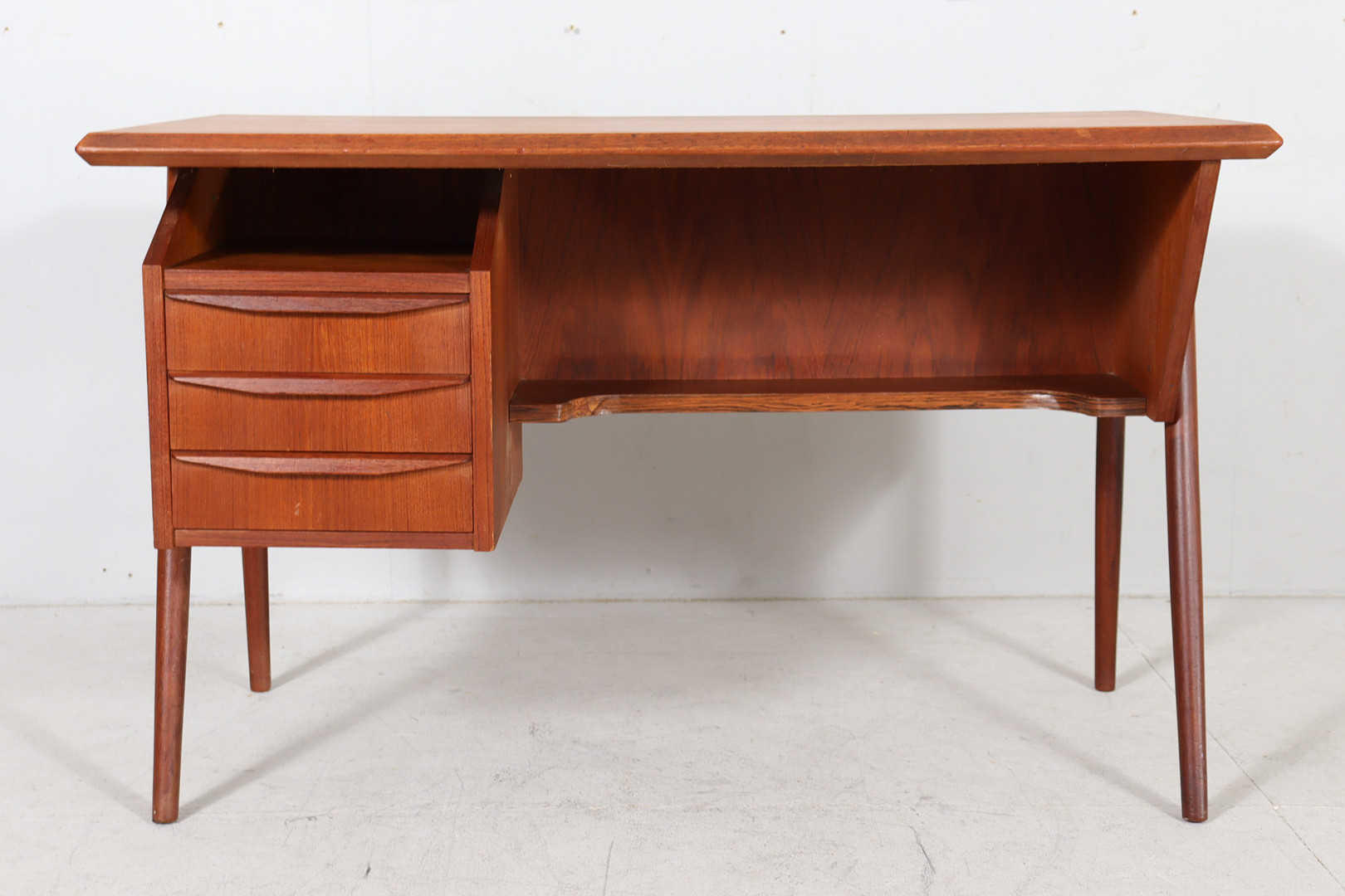 GUNNAR NIELSEN. Schreibtisch/Lady Desk von Gunnar Nielsen für Tibergaard, Dänemark, 1950er Jahre.