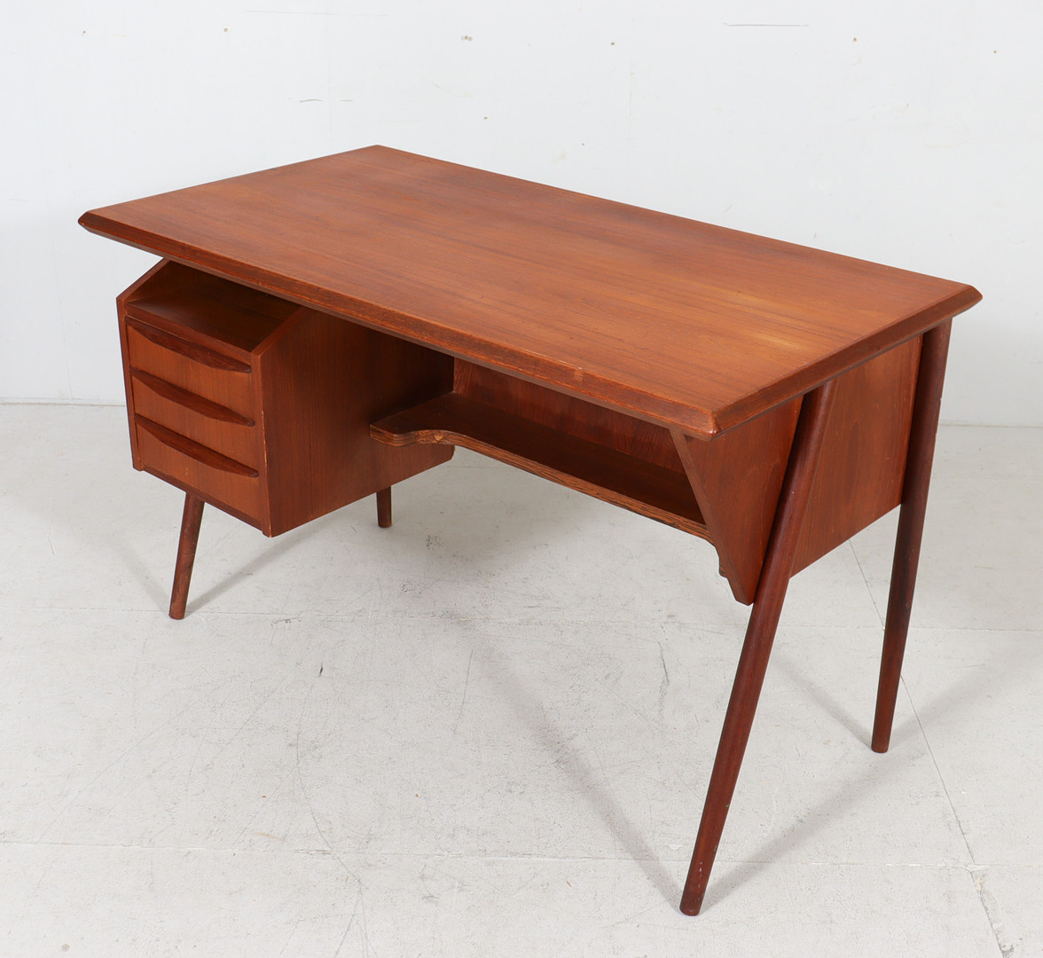 GUNNAR NIELSEN. Schreibtisch/Lady Desk von Gunnar Nielsen für Tibergaard, Dänemark, 1950er Jahre.