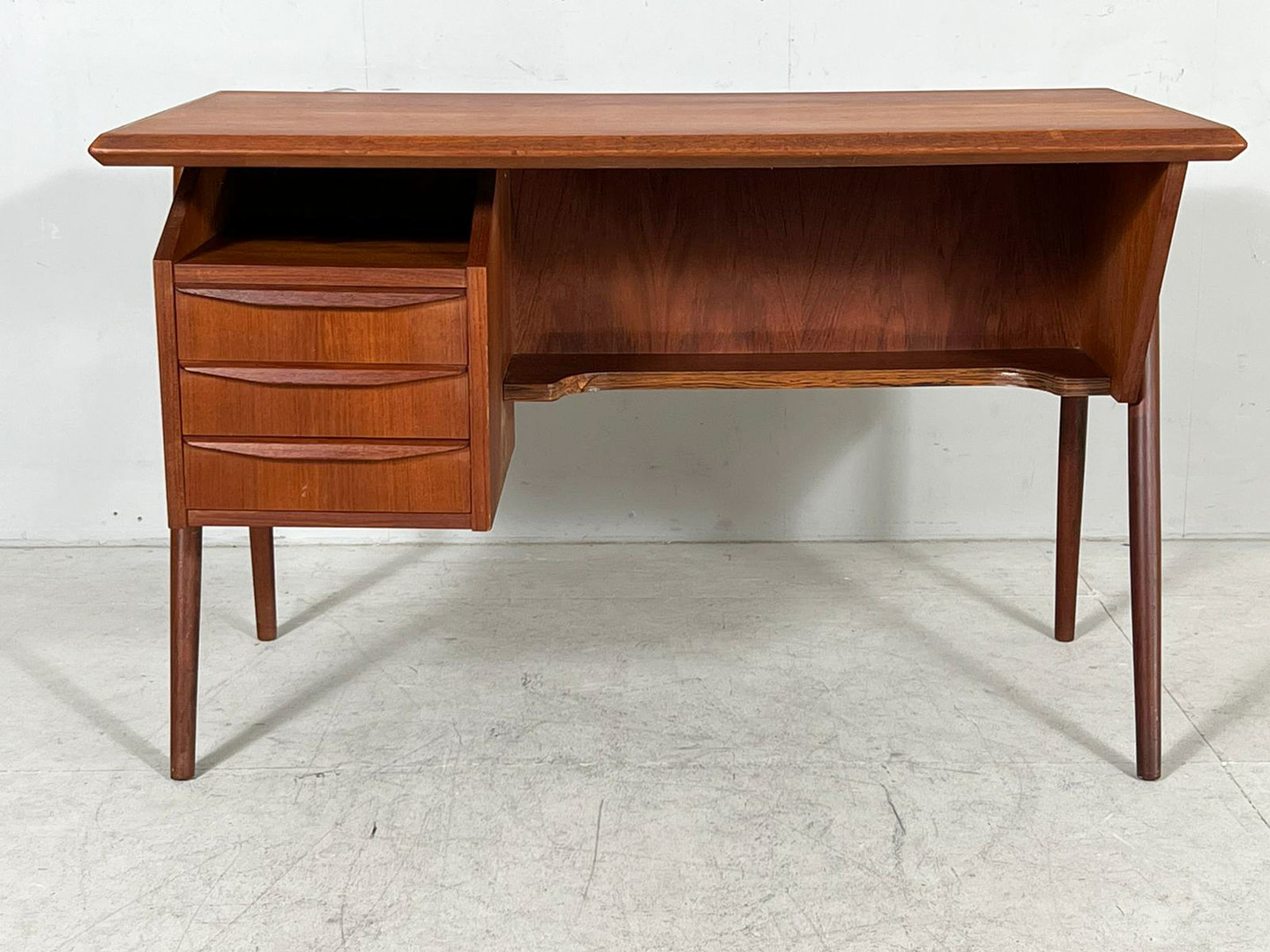GUNNAR NIELSEN. Schreibtisch/Lady Desk von Gunnar Nielsen für Tibergaard, Dänemark, 1950er Jahre.
