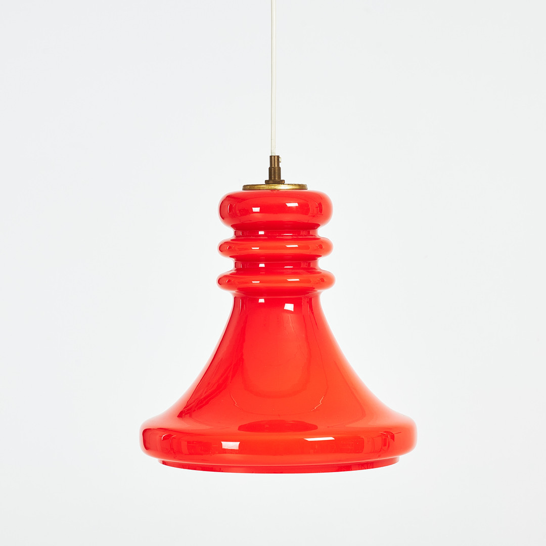 TAKLAMPA, 1960/70-tal, pendelmodell, orange kupa i glas, vit insida.