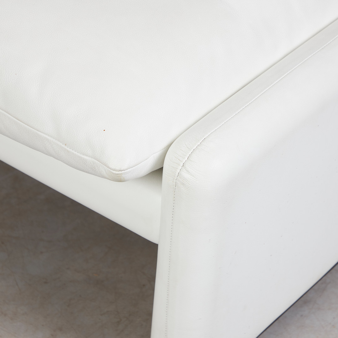 VICO MAGISTRETTI (1920–2006). für Cassina, Sessel und Ottomane, Modell 'Maralunga', Stahl, Leder, Kunststoff, Entwurf 1973, Italien (2).
