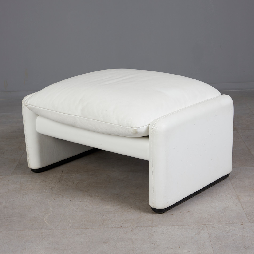 VICO MAGISTRETTI (1920–2006). für Cassina, Sessel und Ottomane, Modell 'Maralunga', Stahl, Leder, Kunststoff, Entwurf 1973, Italien (2).