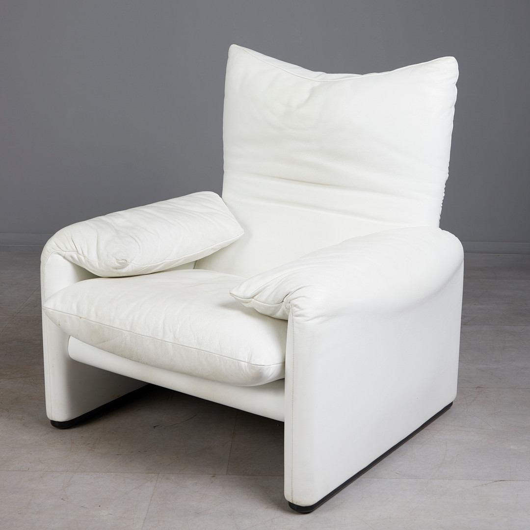 VICO MAGISTRETTI (1920–2006). für Cassina, Sessel und Ottomane, Modell 'Maralunga', Stahl, Leder, Kunststoff, Entwurf 1973, Italien (2).