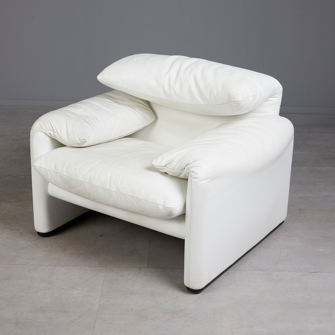 VICO MAGISTRETTI (1920–2006). für Cassina, Sessel und Ottomane, Modell 'Maralunga', Stahl, Leder, Kunststoff, Entwurf 1973, Italien (2).