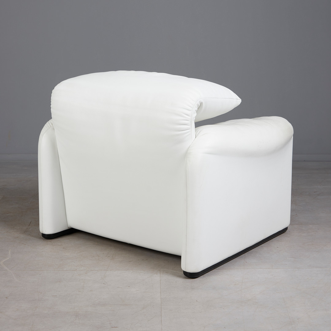 VICO MAGISTRETTI (1920–2006). für Cassina, Sessel und Ottomane, Modell 'Maralunga', Stahl, Leder, Kunststoff, Entwurf 1973, Italien (2).