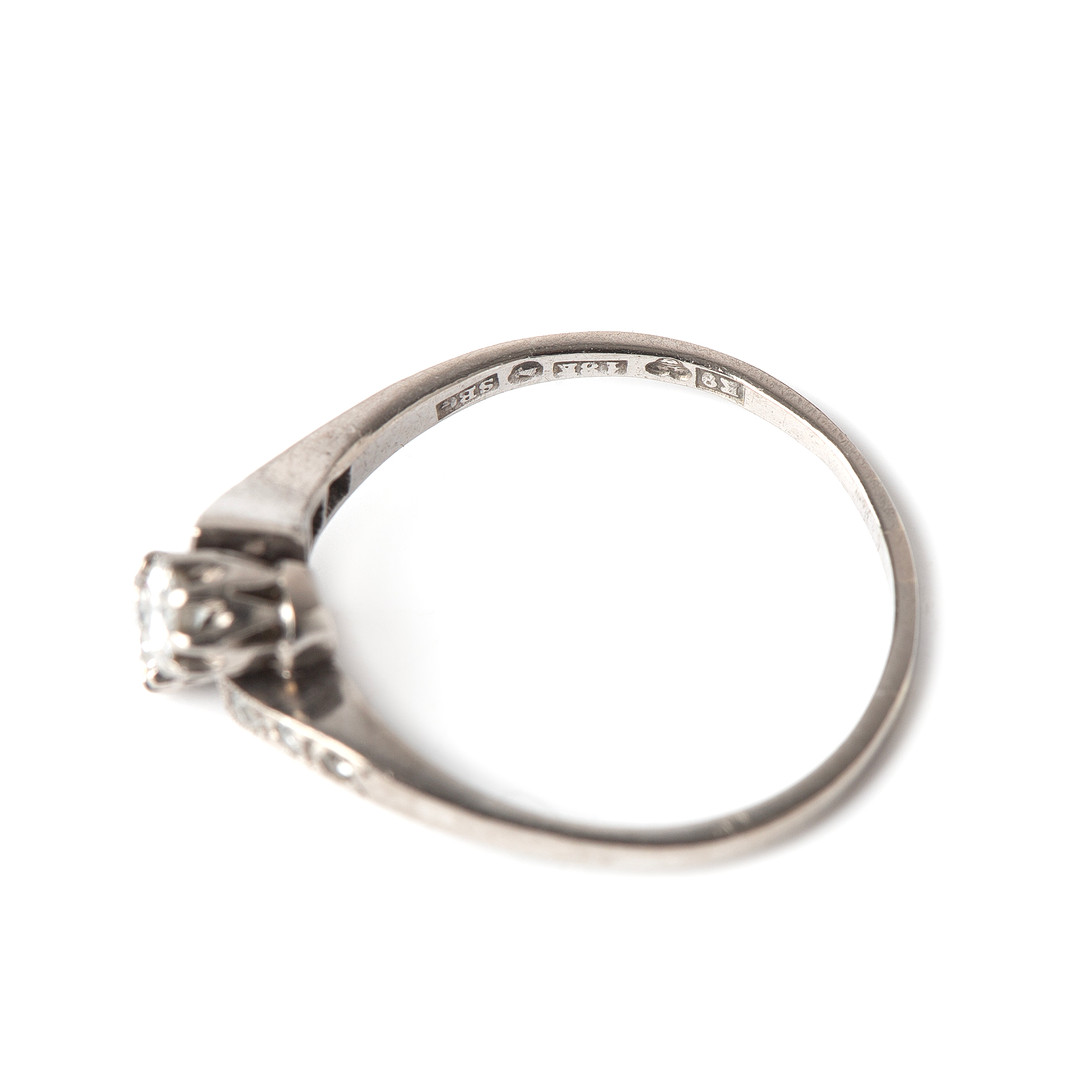 RING, 18K vitguld med briljantslipade och åttkantslipade diamanter, Jan Sjöberg, Stockholm, 1960.