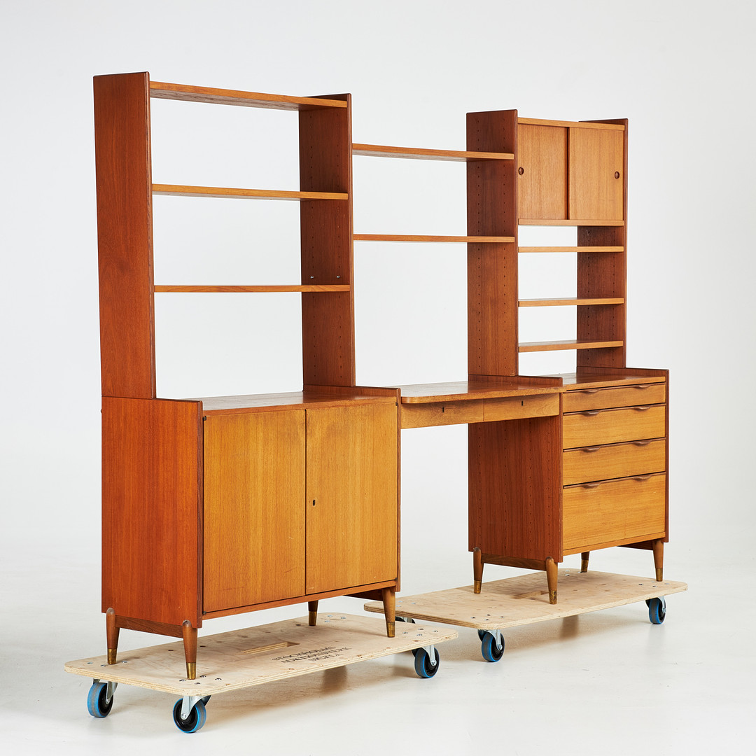 BOKHYLLA, med skrivbordsdel, 1950/60-tal, teak och teakfaner, svärtade detaljer, skrivbord med lådor vid sarg, skåpdelar samt lådor, mässingsslodda fotavslut.
