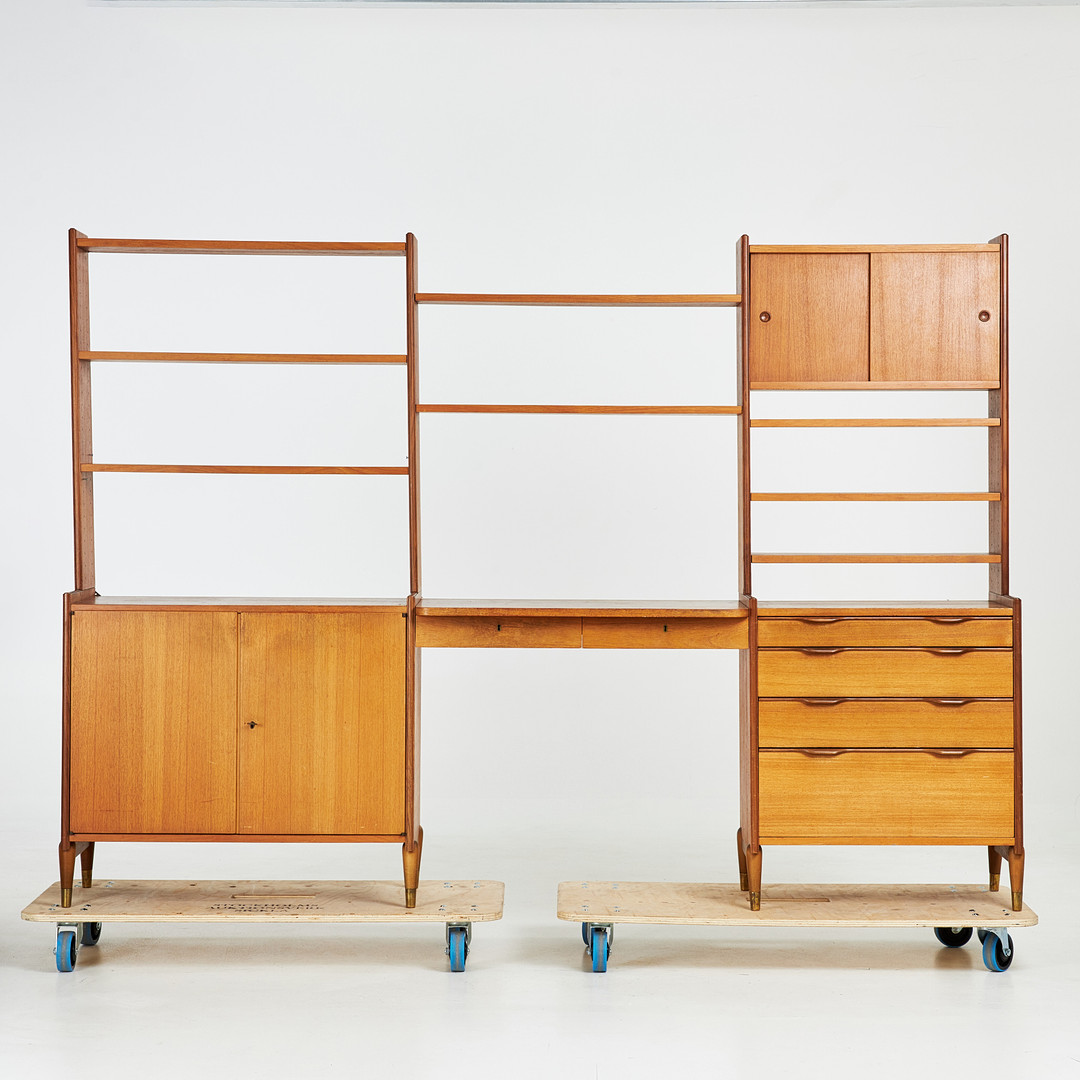 BOKHYLLA, med skrivbordsdel, 1950/60-tal, teak och teakfaner, svärtade detaljer, skrivbord med lådor vid sarg, skåpdelar samt lådor, mässingsslodda fotavslut.