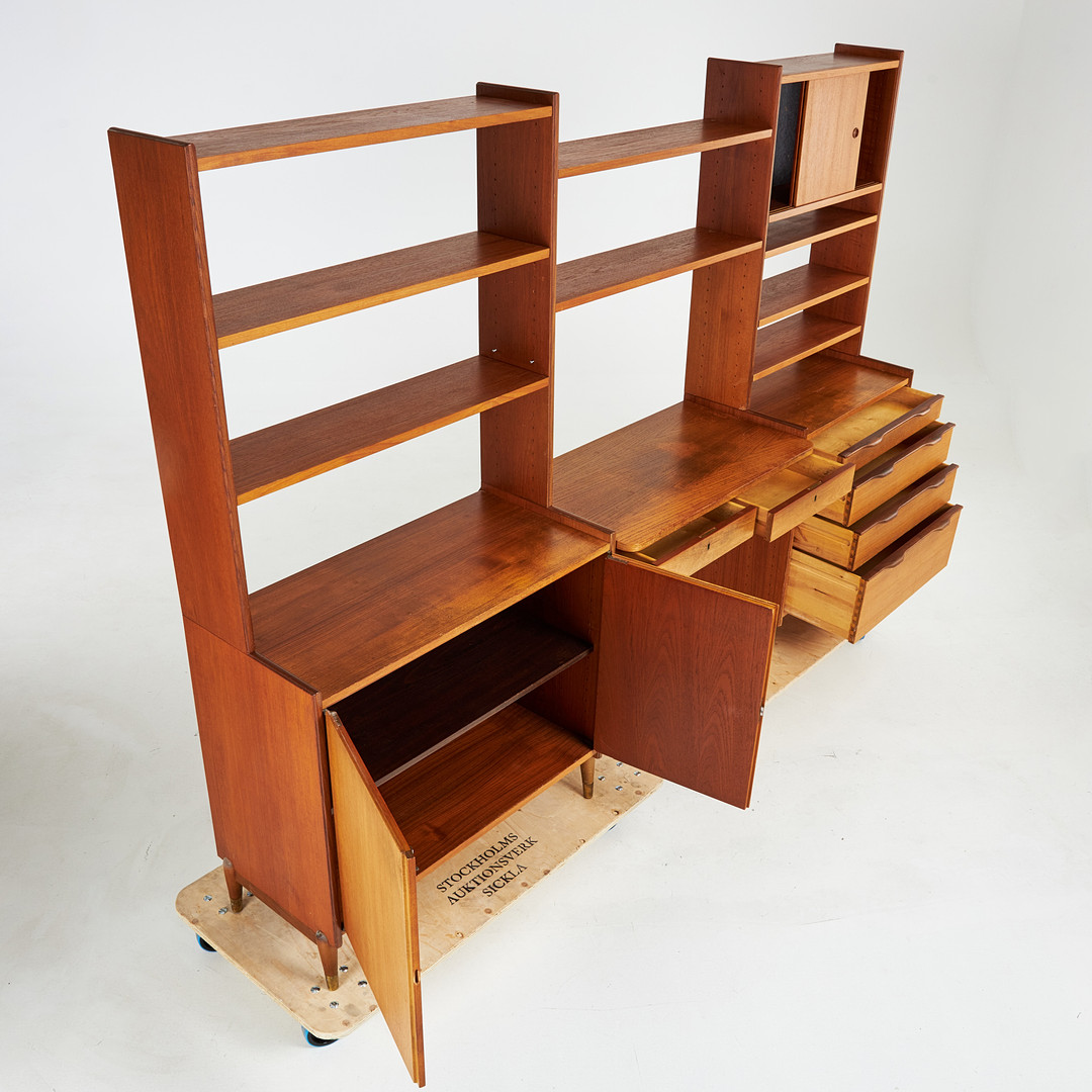 BOKHYLLA, med skrivbordsdel, 1950/60-tal, teak och teakfaner, svärtade detaljer, skrivbord med lådor vid sarg, skåpdelar samt lådor, mässingsslodda fotavslut.