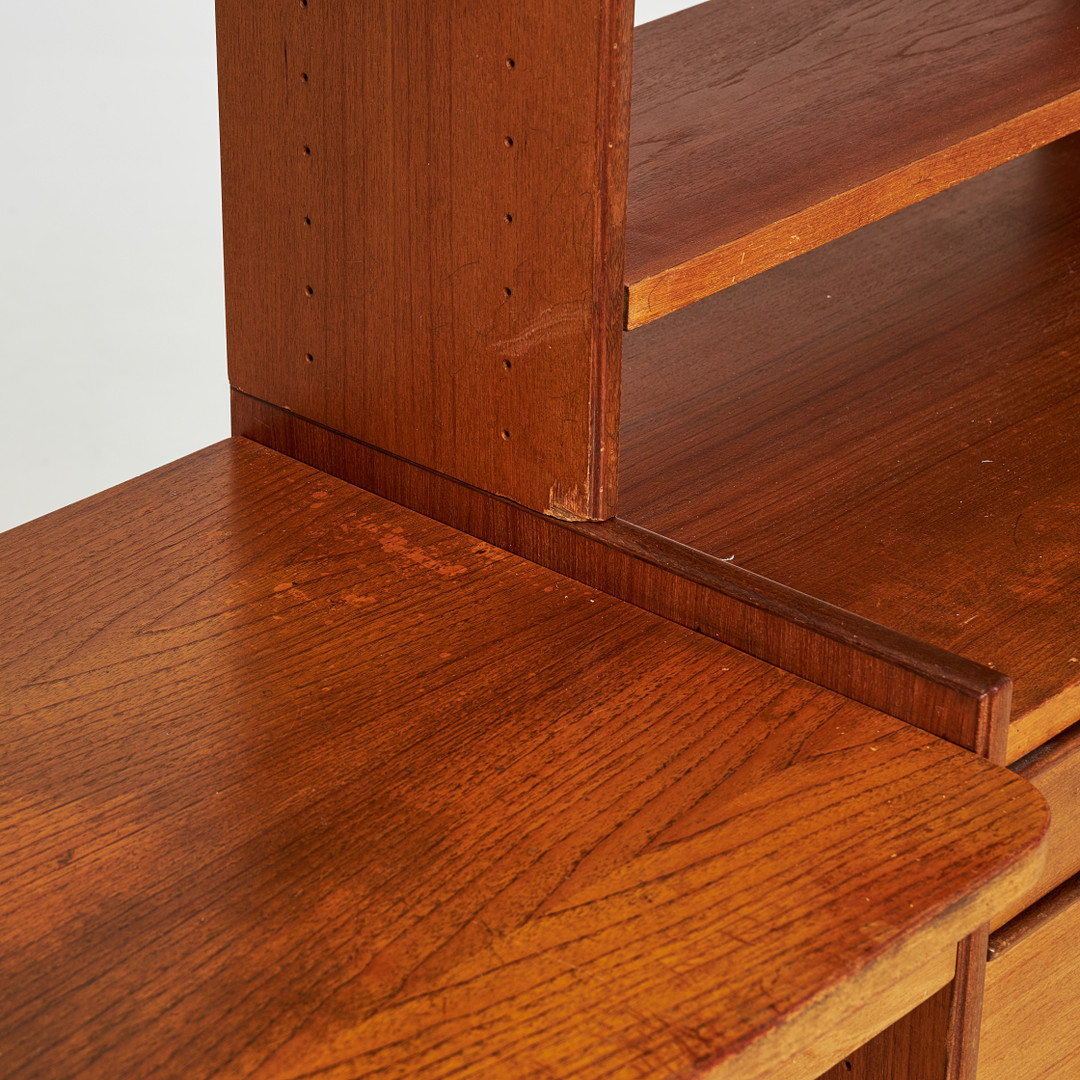 BOKHYLLA, med skrivbordsdel, 1950/60-tal, teak och teakfaner, svärtade detaljer, skrivbord med lådor vid sarg, skåpdelar samt lådor, mässingsslodda fotavslut.
