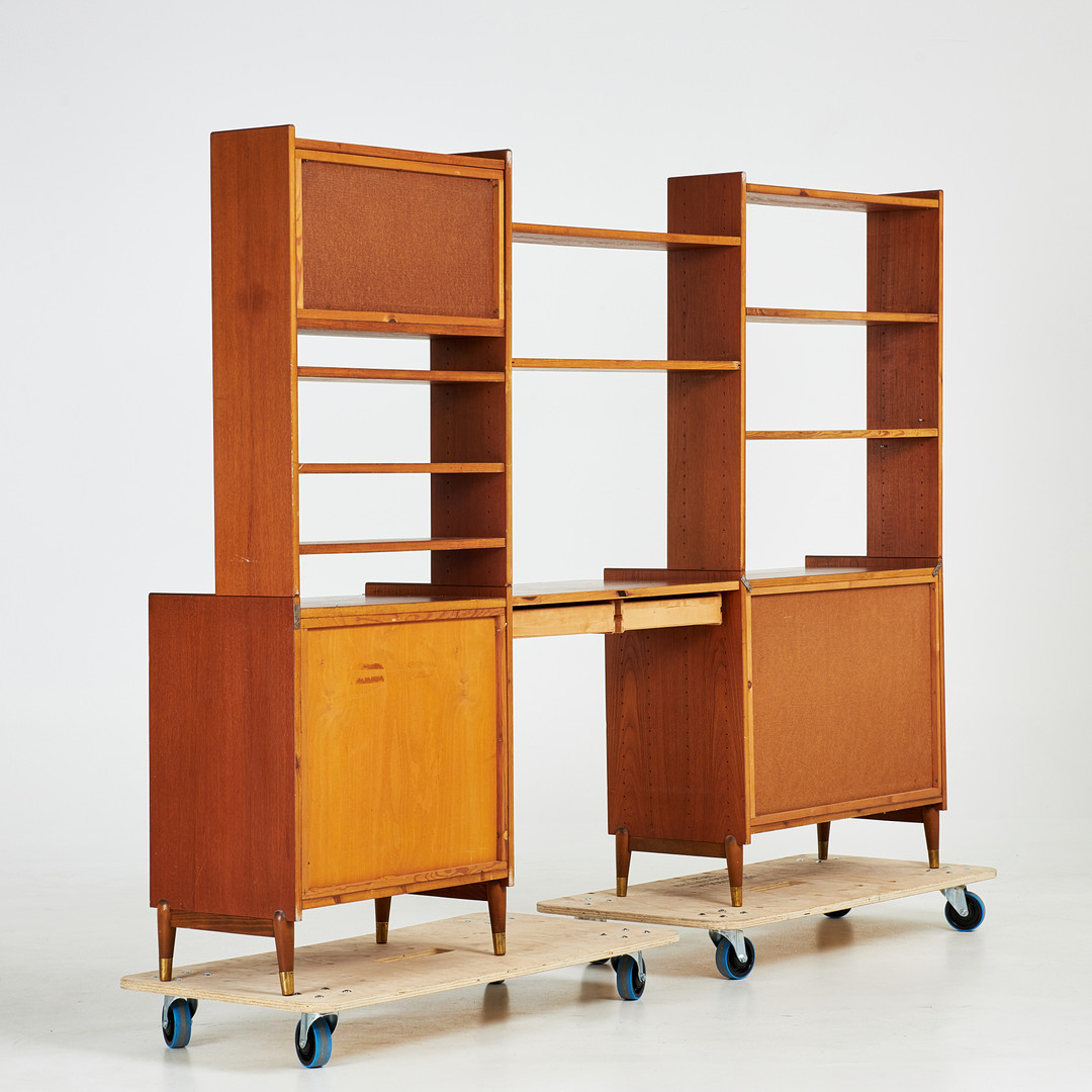 BOKHYLLA, med skrivbordsdel, 1950/60-tal, teak och teakfaner, svärtade detaljer, skrivbord med lådor vid sarg, skåpdelar samt lådor, mässingsslodda fotavslut.